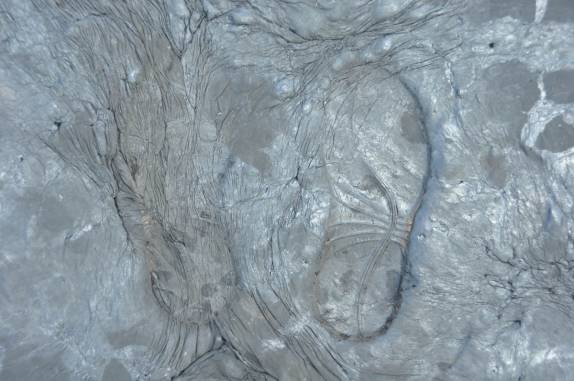 Nossas pegadas no solo do Pitch Lake, região de San Fernado, em Trinidad e Tobago